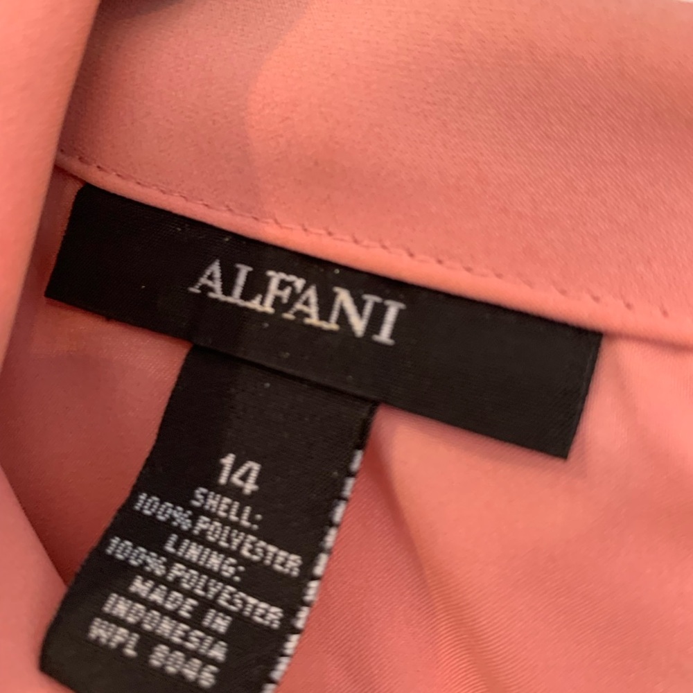 So classy and feminine in a stunning coral. EUC/NS - Picture 2 of 4